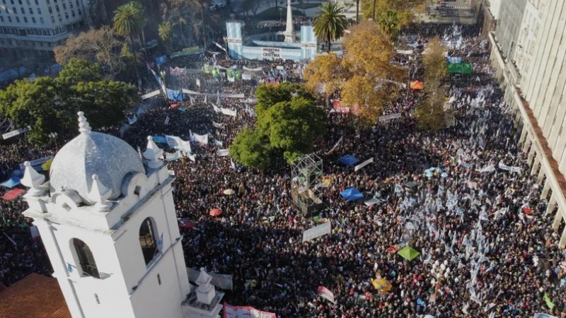 "No me dejan competir porque saben que pierden": el mensaje de Cristina a la multitud en Plaza de Mayo